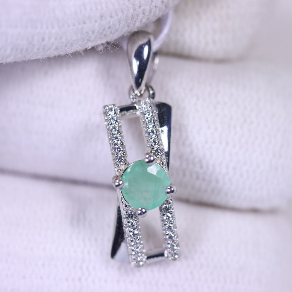 Pendant Emerald & Zircon - 925 Sterling Silver - White Gold Plated , 811E: Ksmith Heritage Auctioneers Subject: Natural Emerald & Zircon Origin: Thailand Carat Weight: 8.46ct Dimension: Gemstone 1.2-5mm Type: Pendant