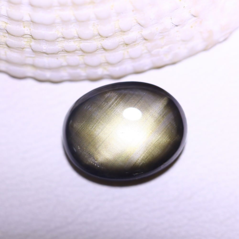 3.73cts 6 Rays Black Star Sapphire , 595E: Ksmith Heritage Auctioneers Subject: Natural 6 Rays Star Sapphire Origin: Myanmar Carat Weight: 3.73cts Dimension: 10.1x7.9x3.8 mm Treatment: Diffusion Type: Cabochon, Pol