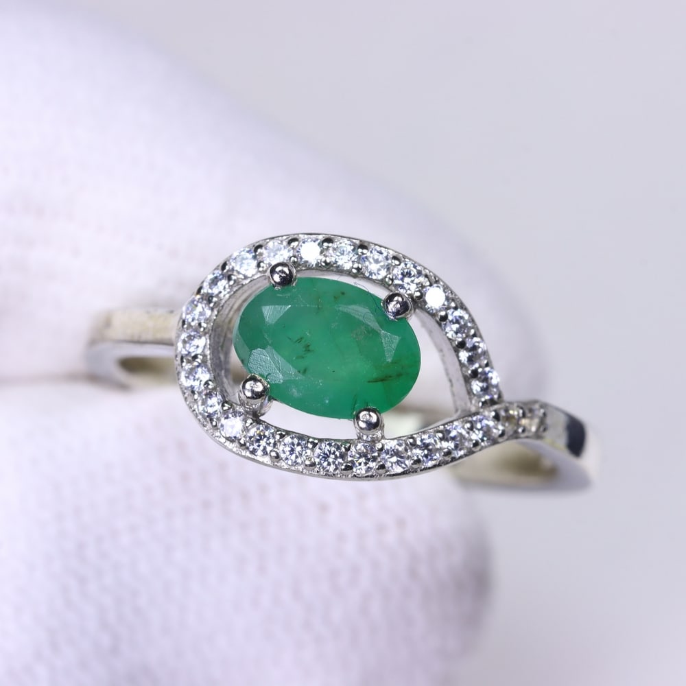 Ring US6.75 Emerald & Zircon - 925 Sterling Silver - White Gold Plated , 959E: Ksmith Heritage Auctioneers Subject: Natural Emerald & Zircon Origin: Thailand Carat Weight: 11.96ct Dimension: Emerald 5x7mm Type: Ring