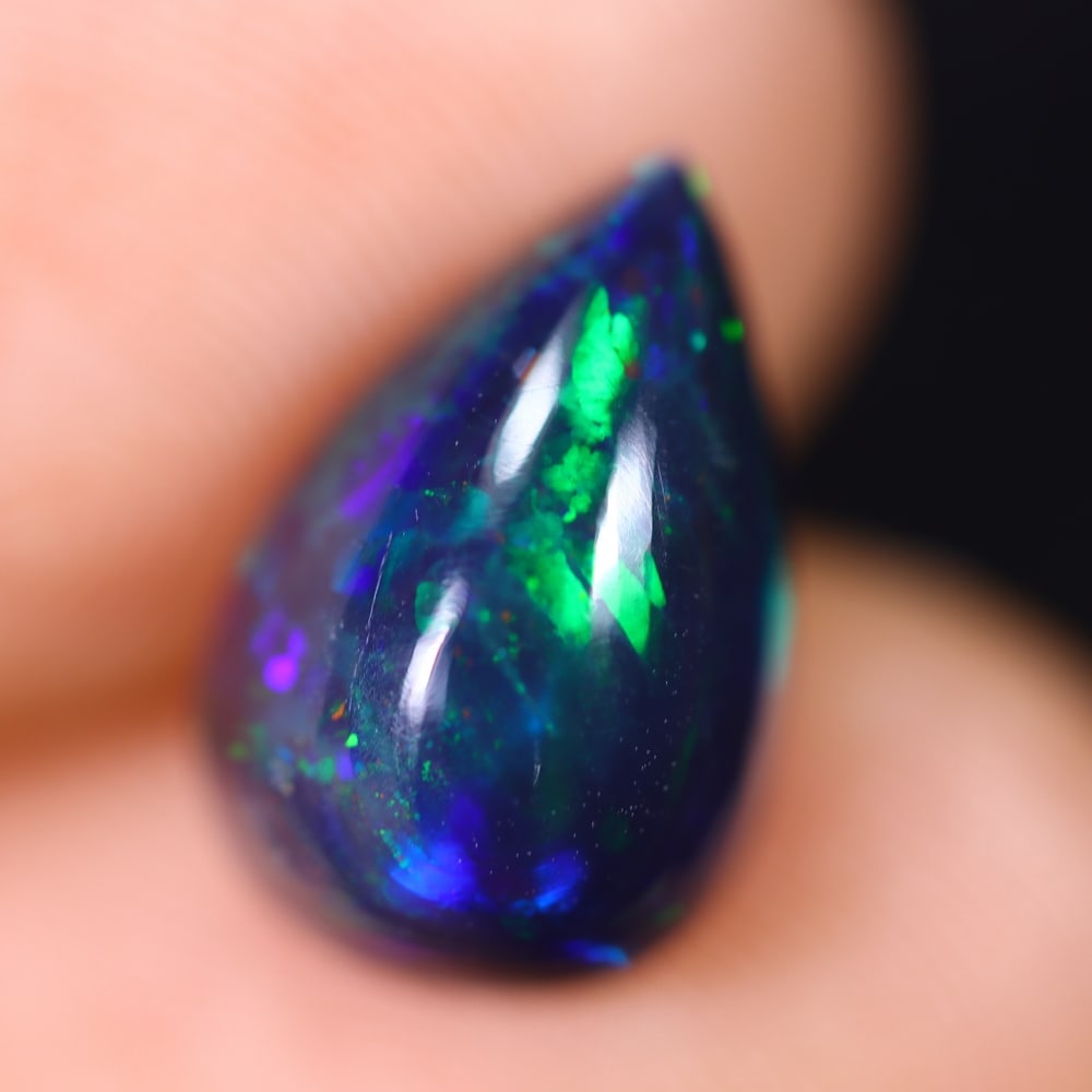 2.28Ct Welo Black Opal Polished - Ethiopian Opal , 851E: Ksmith Heritage Auctioneers Subject: Natural Ethiopian Welo Black Opal Origin: Ethiopia Carat Weight: 2.28Ct Dimension: 12.4x8.2x5.3 mm Treatment: Smoked Type: Cabochon, P