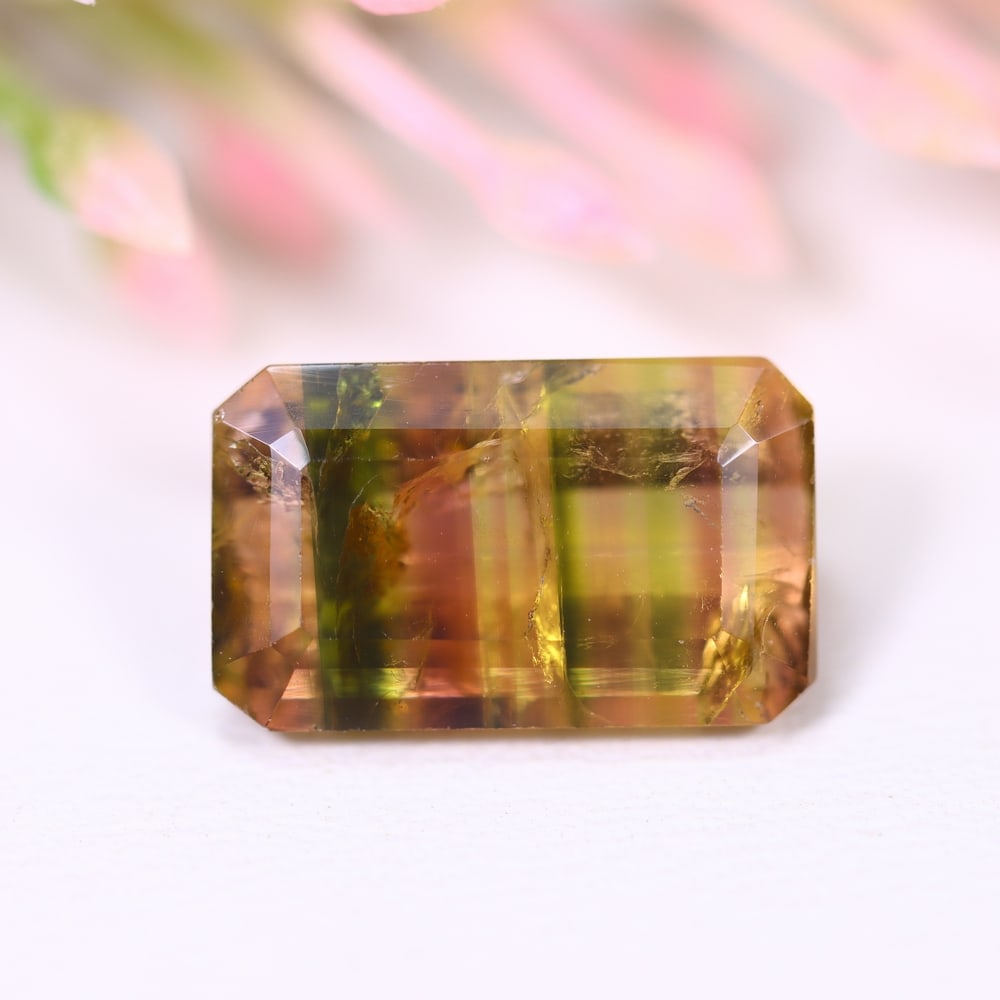 4.97cts Natural Watermelon Tourmaline - Bi-Colour Faceted Cut , 953E: Ksmith Heritage Auctioneers Subject: Natural Tourmaline Origin: Africa Carat Weight: 4.97 cts Dimension: 12.6x7.7x5.4 mm Type: Faceted, Polished