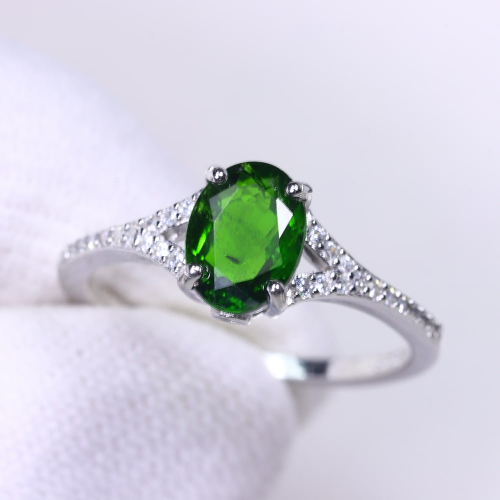 Ring US6.75 Chrome Diopside & Zircon - 925 Sterling Silver - White Gold Plated , 367E: Ksmith Heritage Auctioneers Subject: Natural Chrome Diopside & Zircon Origin: Thailand Carat Weight: 9.53ct Dimension: Chrome Diopside 6x8mm Type: Ring