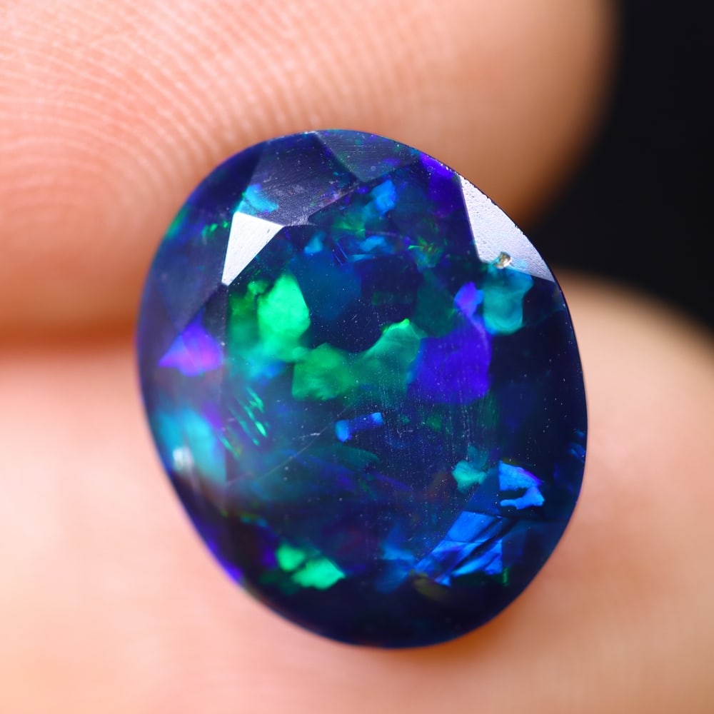 2.66Ct Welo Black Opal Polished - Ethiopian Opal , 404E: Ksmith Heritage Auctioneers Subject: Natural Ethiopian Welo Black Opal Origin: Ethiopia Carat Weight: 2.66Ct Dimension: 12.5x10.4x4.6 mm Treatment: Smoked Type: Faceted, P