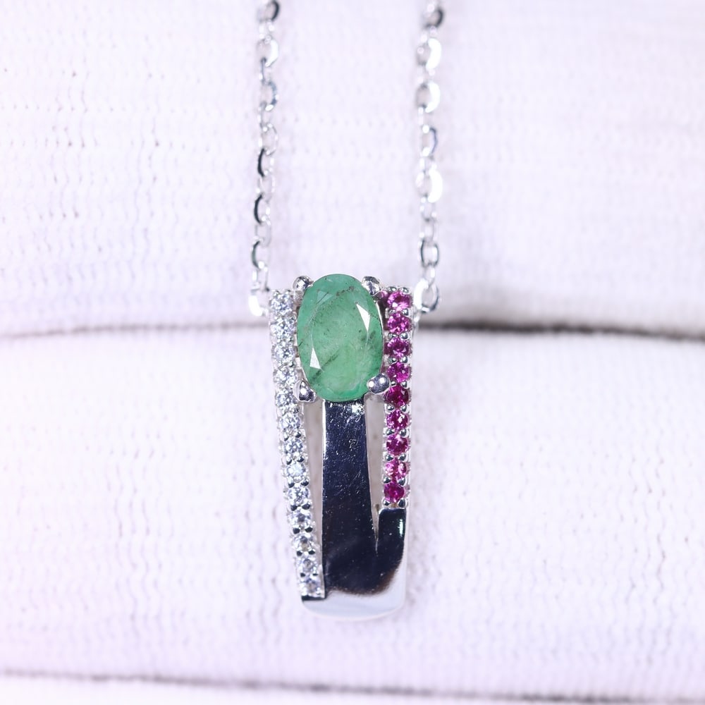 Necklace 18inches Emerald & Simulated CZ - 925 Sterling Silver , 20E: Ksmith Heritage Auctioneers Subject: Natural Emerald & Simulated CZ Origin: Thailand Carat Weight: 2.52g Dimension: Gemstone 4x6mm Type: Necklace