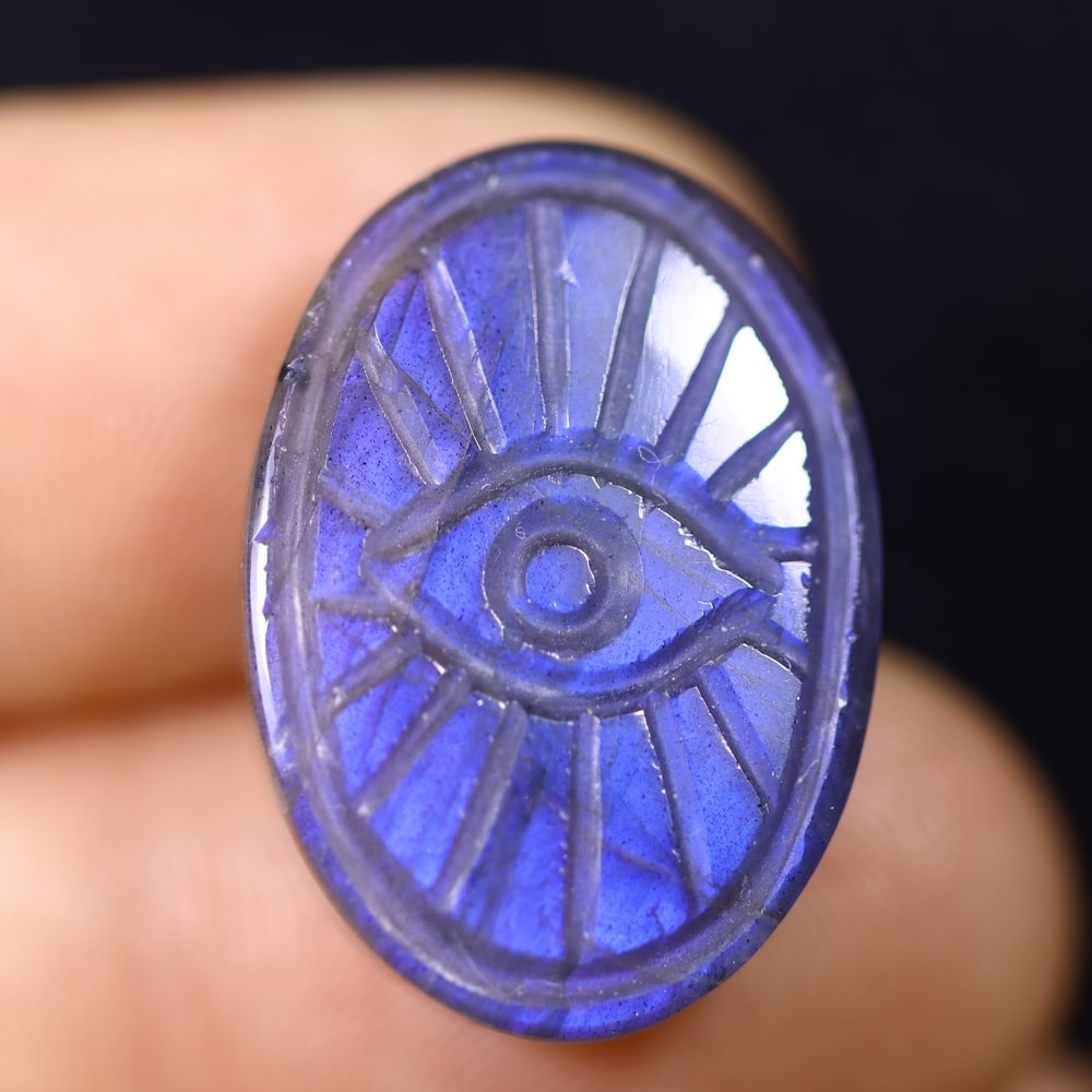 18.96cts Labradorite Evil Eye - Carving , 1195E: Ksmith Heritage Auctioneers Subject: Natural Labradorite Origin: India Carat Weight: 18.96cts Dimension: 22.2x15.6x5.7 mm Treatment: Unheated Type: Carving