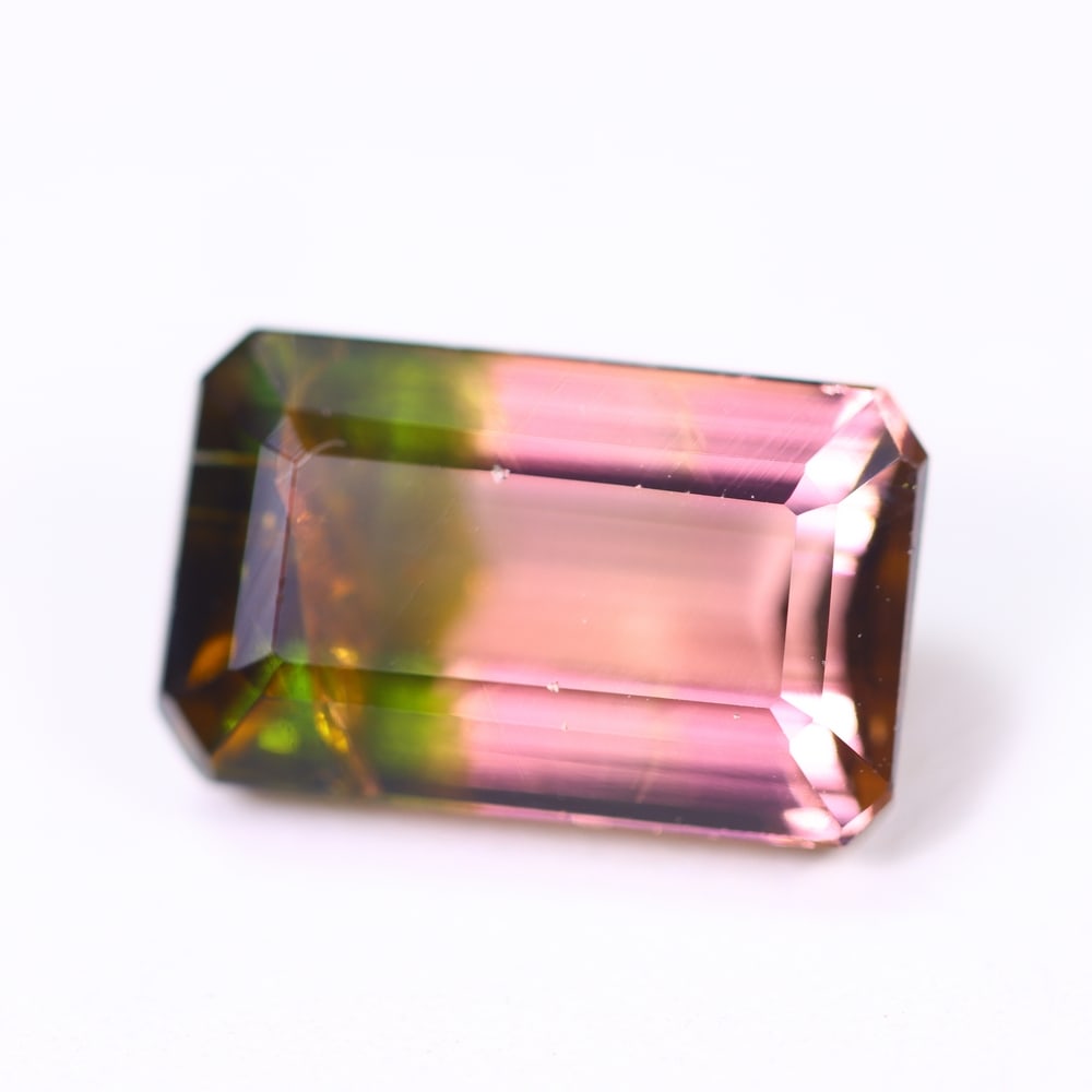 5.76cts Natural Watermelon Tourmaline - Bi-Colour Faceted Cut , 974E: Ksmith Heritage Auctioneers Subject: Natural Tourmaline Origin: Africa Carat Weight: 5.76 cts Dimension: 12.7x7.8x6 mm Type: Faceted, Polished