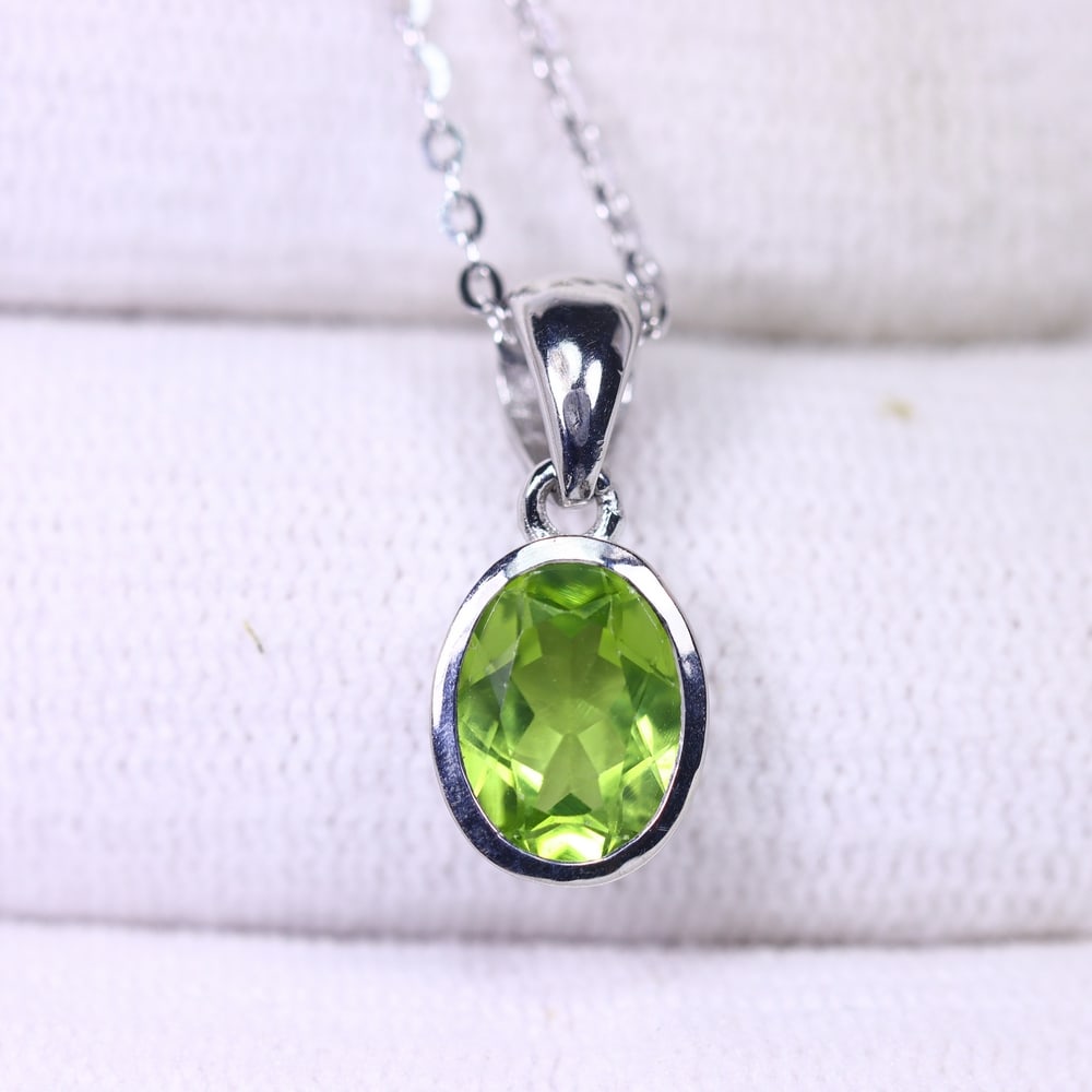 18inches Necklace Peridot - 925 Sterling Silver , 37E: Ksmith Heritage Auctioneers Subject: Natural Peridot Origin: Thailand Carat Weight: 2.31g Dimension: Gemstone 6x8mm Type: Necklace