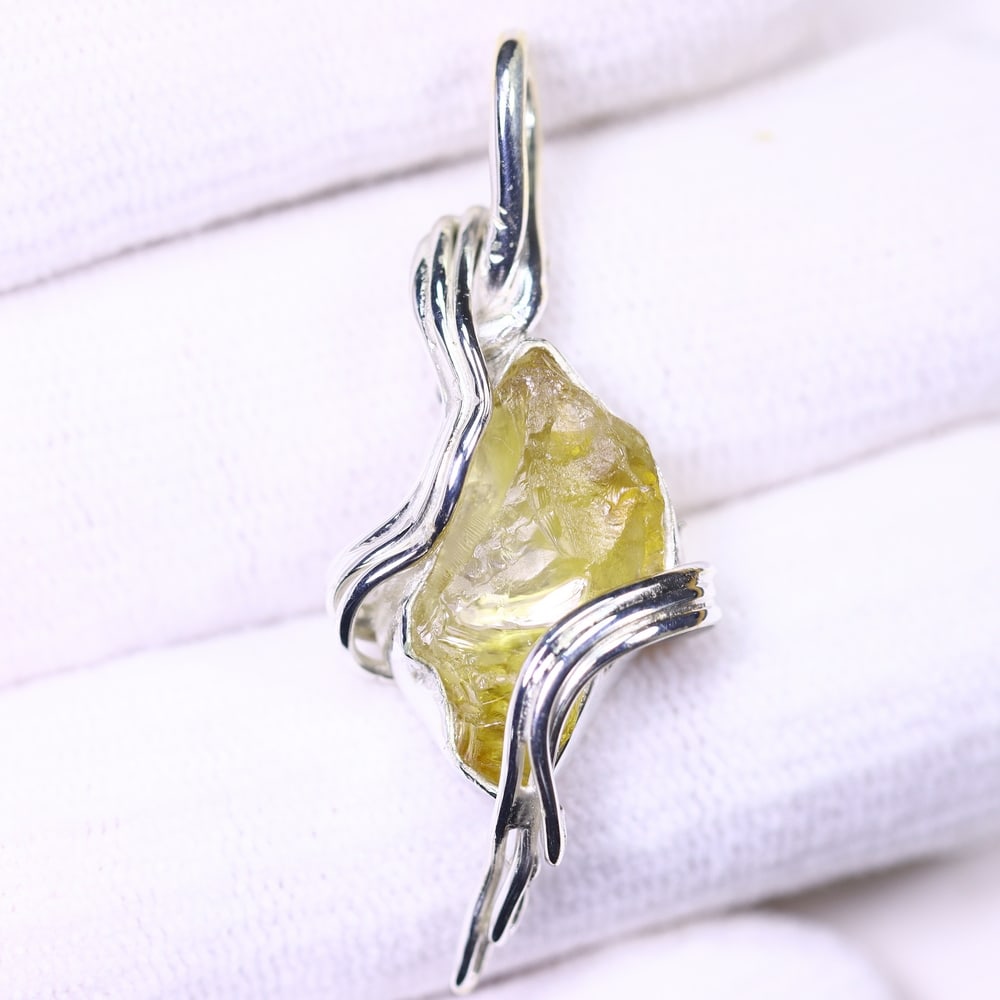 3.83g Crystal Rock Wire Wrap Pendant - 925 Silver , 283E: Ksmith Heritage Auctioneers Subject: Natural Crystal Rock Pendant Type: Pendant