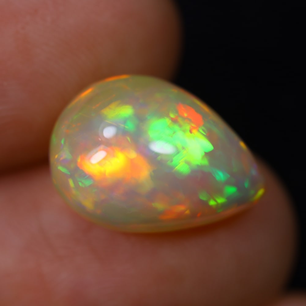 *4.69Ct Welo Opal Polished - Ethiopian Opal, 518B: Ksmith Heritage Auctioneers Subject: Natural Ethiopian Welo Opal Origin: Ethiopia Carat Weight: 4.69Ct Dimension: 14.9x10.5x6.3 mm Treatment: Natural Untreated Type: Cabochon,