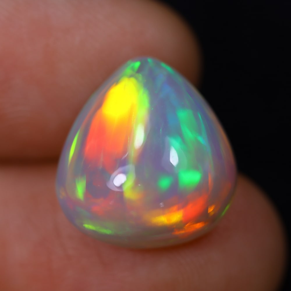 *6.31Ct Welo Opal Polished - Ethiopian Opal, 265B: Ksmith Heritage Auctioneers Subject: Natural Ethiopian Welo Opal Origin: Ethiopia Carat Weight: 6.31Ct Dimension: 14.3x13.4x7.4 mm Treatment: Natural Untreated Type: Cabochon,