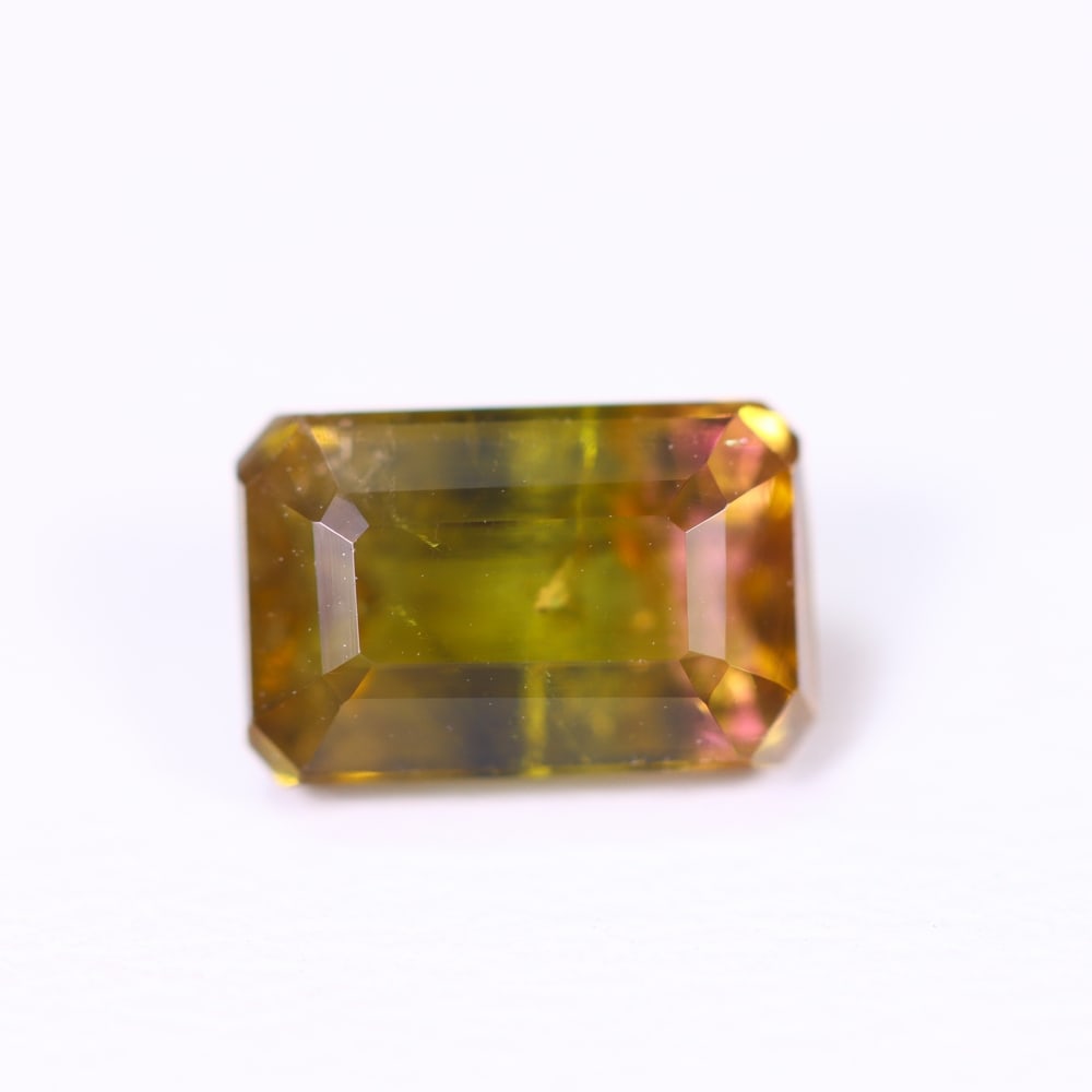 2.24cts Natural Watermelon Tourmaline - Bi-Colour Faceted Cut , 805E: Ksmith Heritage Auctioneers Subject: Natural Tourmaline Origin: Africa Carat Weight: 2.24 cts Dimension: 8.5x5.5x4.6 mm Type: Faceted, Polished