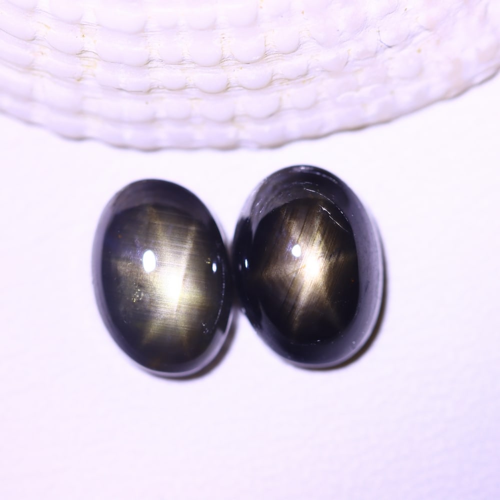 4.82cts 6 Rays Black Star Sapphire Pair , 168E: Ksmith Heritage Auctioneers Subject: Natural 6 Rays Star Sapphire Origin: Myanmar Carat Weight: 4.82cts Dimension: 8.1x5.7x3.7 mm Treatment: Diffusion Type: Cabochon, Poli