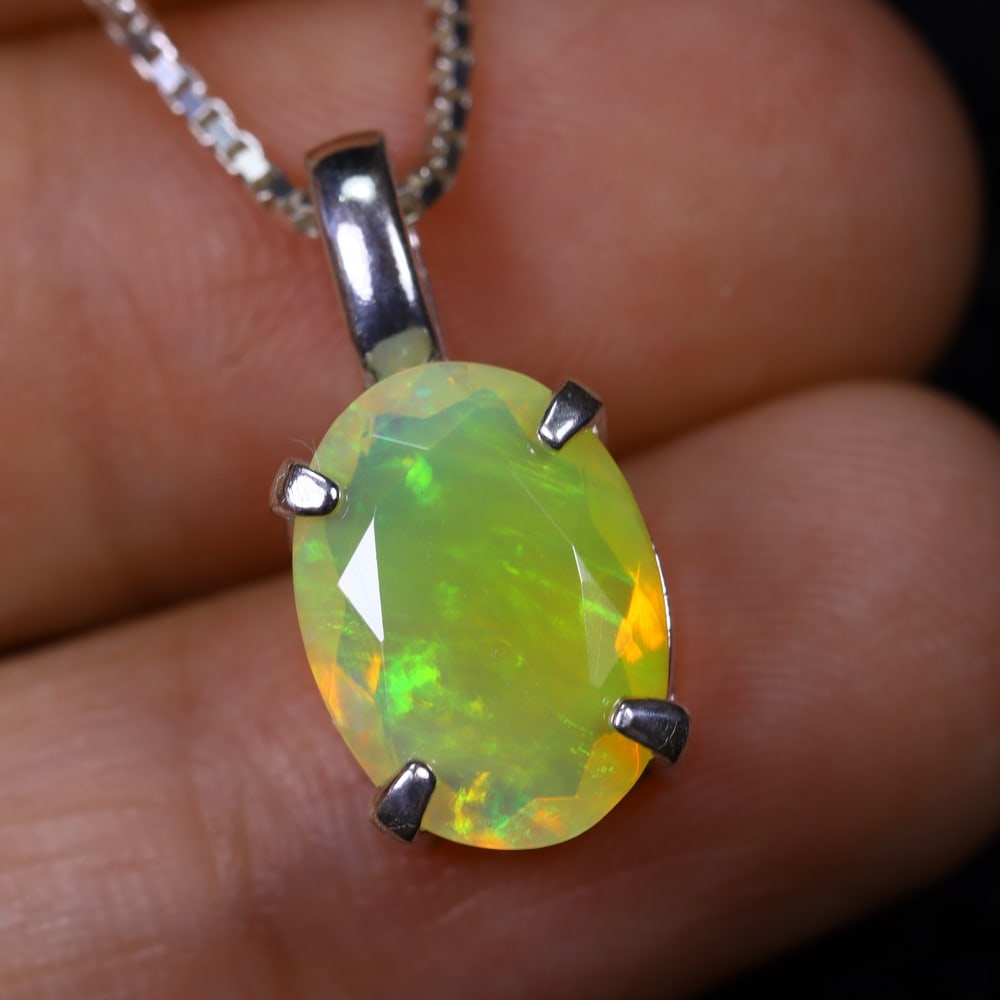 1.74g Natural Opal Stone Sterling Silver 925 Necklace (Pendant with Chain) , 843E: Ksmith Heritage Auctioneers Subject: Natural Ethiopian Opal Necklace Origin: Ethiopia Pendant Dimension : 18x6mm (included clasp) Stone Dimension: 11x8mm Treatment: Natural Untrea
