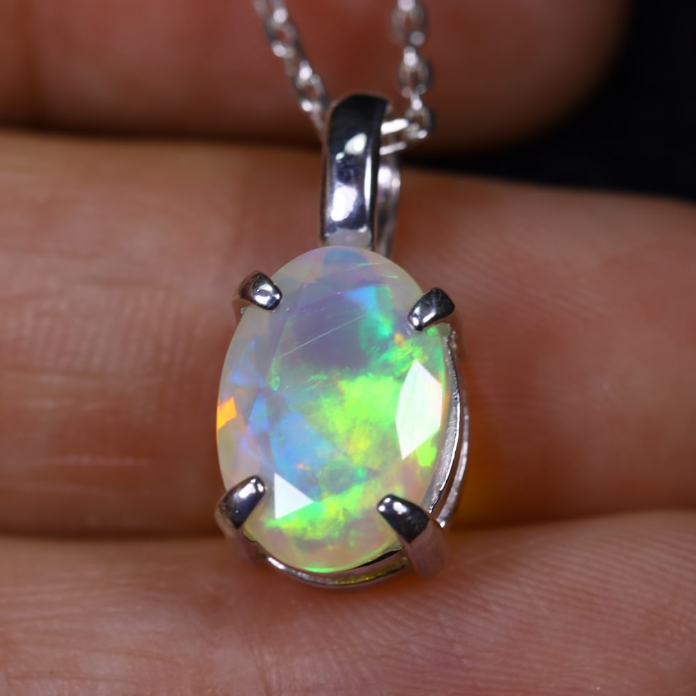 1.65g Natural Opal Stone Sterling Silver 925 Necklace (Pendant with Chain) , 919E: Ksmith Heritage Auctioneers Subject: Natural Ethiopian Opal Necklace Origin: Ethiopia Pendant Dimension : 18x6mm (included clasp) Stone Dimension: 11x8mm Treatment: Natural Untrea