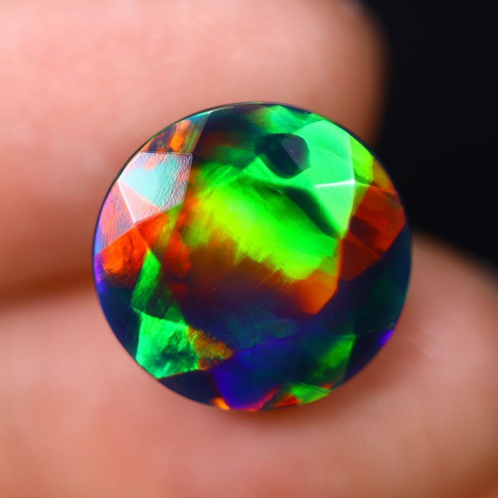 *5.57Ct Smoked Faceted Welo Opal Polished - Ethiopian Opal , 285C: Ksmith Heritage Auctioneers Subject: Natural Ethiopian Welo Opal Origin: Ethiopia Carat Weight: 5.57Ct Dimension: 13.8x13.5x6.6 mm Treatment: Smoked Type: Faceted, Polishe