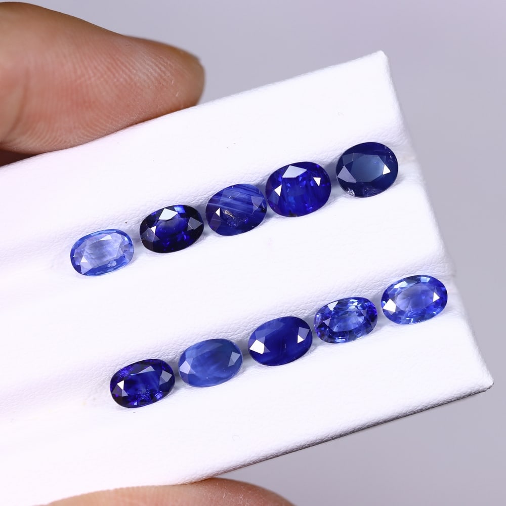 *6.60Ct Heated Blue Sapphire Lot - Polished Faceted , 330C: Ksmith Heritage Auctioneers Subject: Natural Sapphire Carat Weight: 6.60Ct Dimension: 6x4.8x3.8 mm Treatment: Heated Type: Faceted, Polished