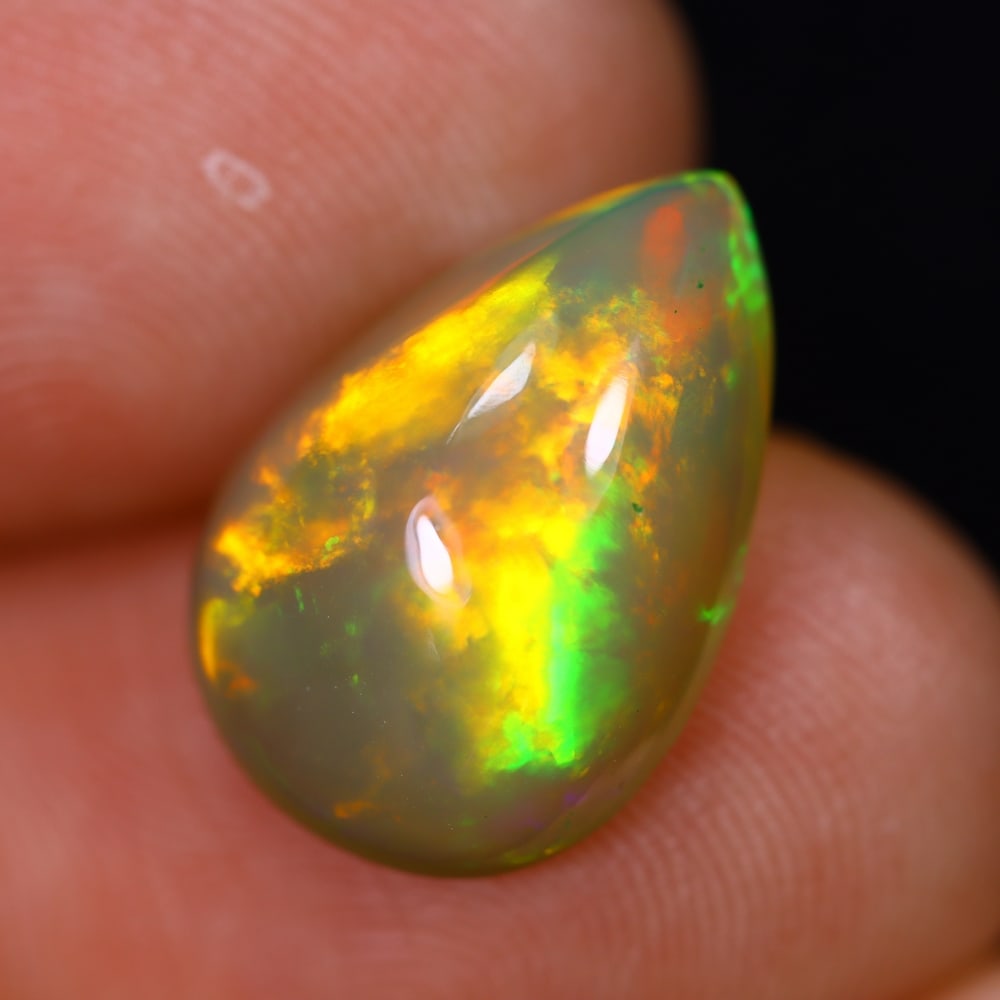 *3.85Ct Welo Opal Polished - Ethiopian Opal , 213E: Ksmith Heritage Auctioneers Subject: Natural Ethiopian Welo Opal Origin: Ethiopia Carat Weight: 3.85Ct Dimension: 15.1x10.5x5.4 mm Treatment: Natural Untreated Type: Facet