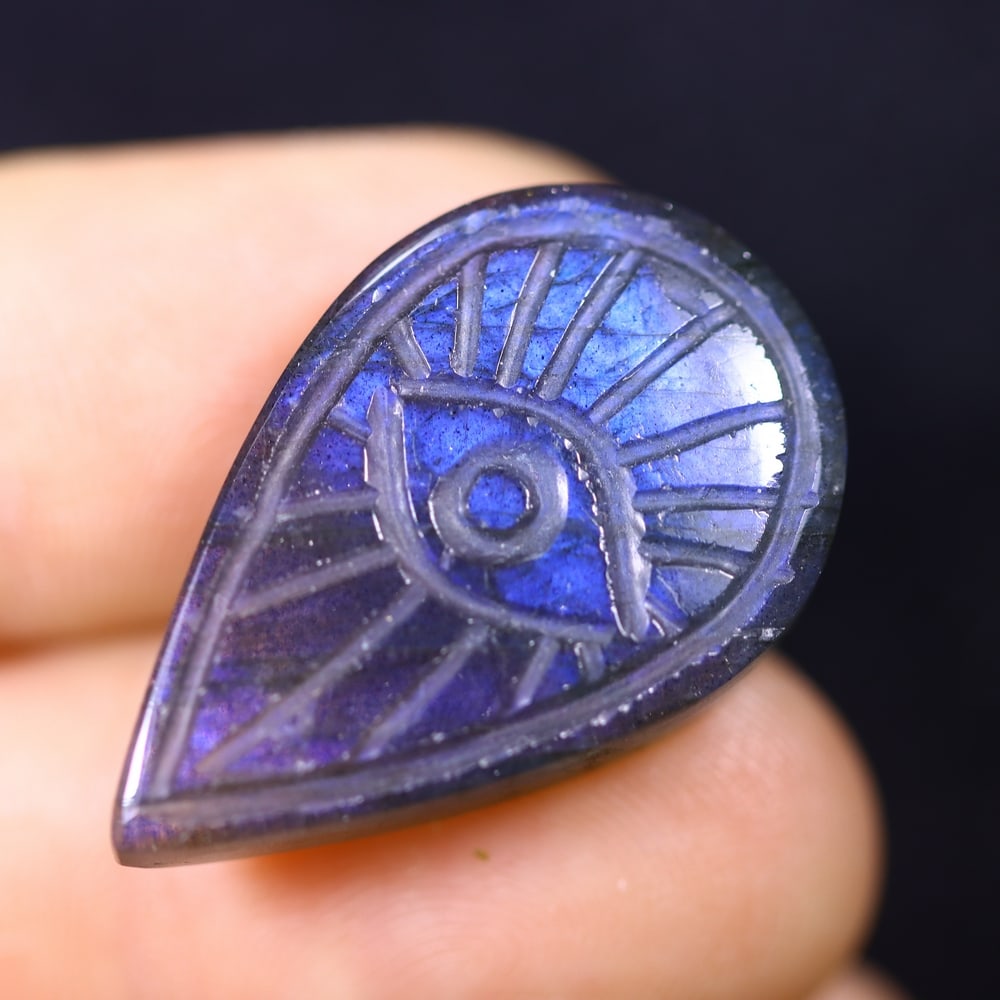 22.99cts Labradorite Evil Eye - Carving , 1167E: Ksmith Heritage Auctioneers Subject: Natural Labradorite Origin: India Carat Weight: 22.99cts Dimension: 27.2x17.2x5.8 mm Treatment: Unheated Type: Carving