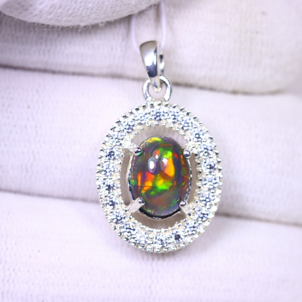 Silver Pendant with Ethiopian Black Opal 3.5grams - 925 Sterling Silver , 55E: Ksmith Heritage Auctioneers Subject: Opal & Simulated Diamond Silver Pendant Carat Weight: 3.5 grams (approx.) Dimension: Opal 10x7mm, Pendant 22x15mm