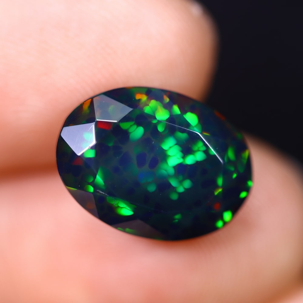 *4.75Ct Smoked Faceted Welo Opal Polished - Ethiopian Opal , 292C: Ksmith Heritage Auctioneers Subject: Natural Ethiopian Welo Opal Origin: Ethiopia Carat Weight: 4.75Ct Dimension: 14.4x10.6x7.5 mm Treatment: Smoked Type: Faceted, Polishe