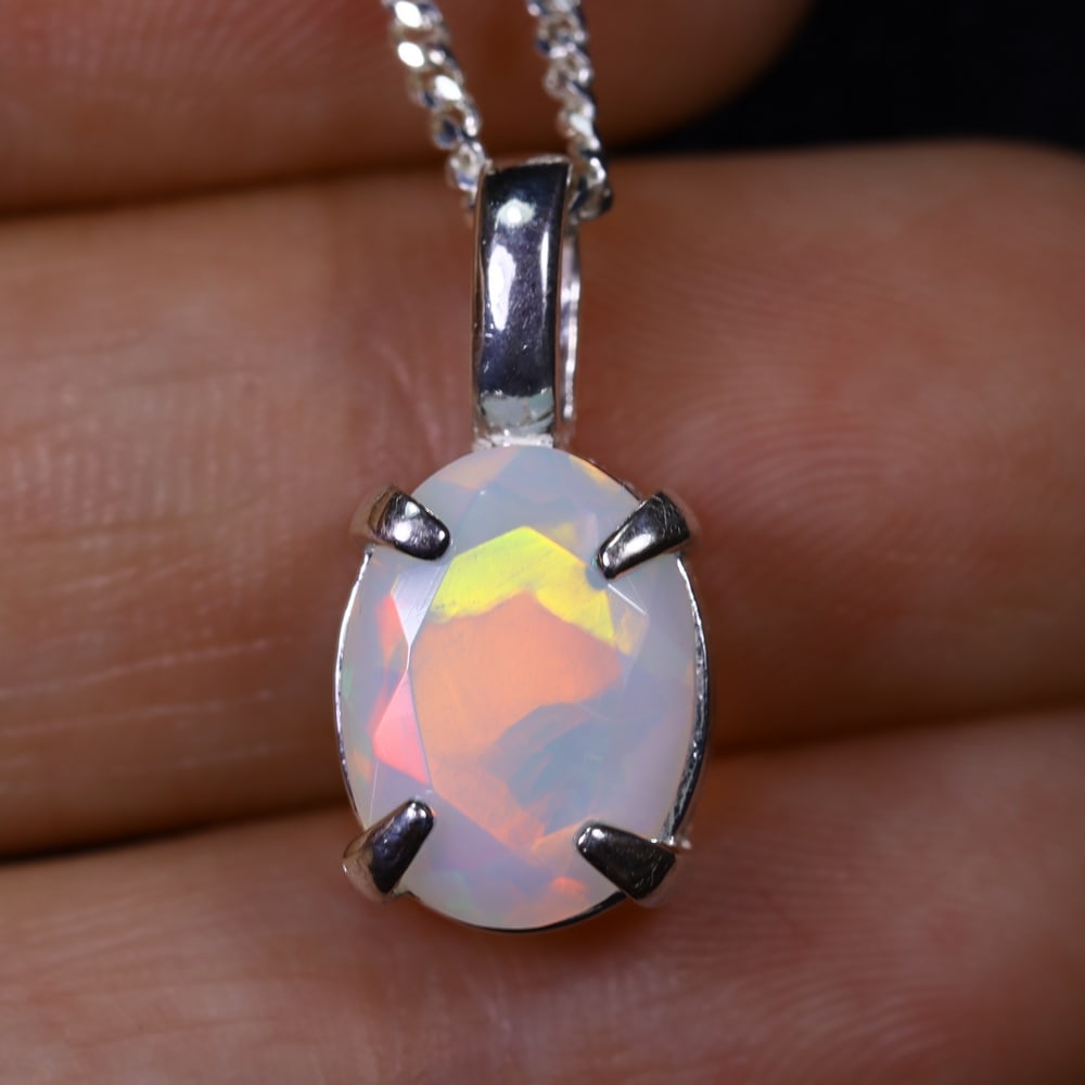 1.60g Natural Opal Stone Sterling Silver 925 Necklace (Pendant with Chain) , 182E: Ksmith Heritage Auctioneers Subject: Natural Ethiopian Opal Necklace Origin: Ethiopia Pendant Dimension : 18x6mm (included clasp) Stone Dimension: 11x8mm Treatment: Natural Untreated Type: Faceted,