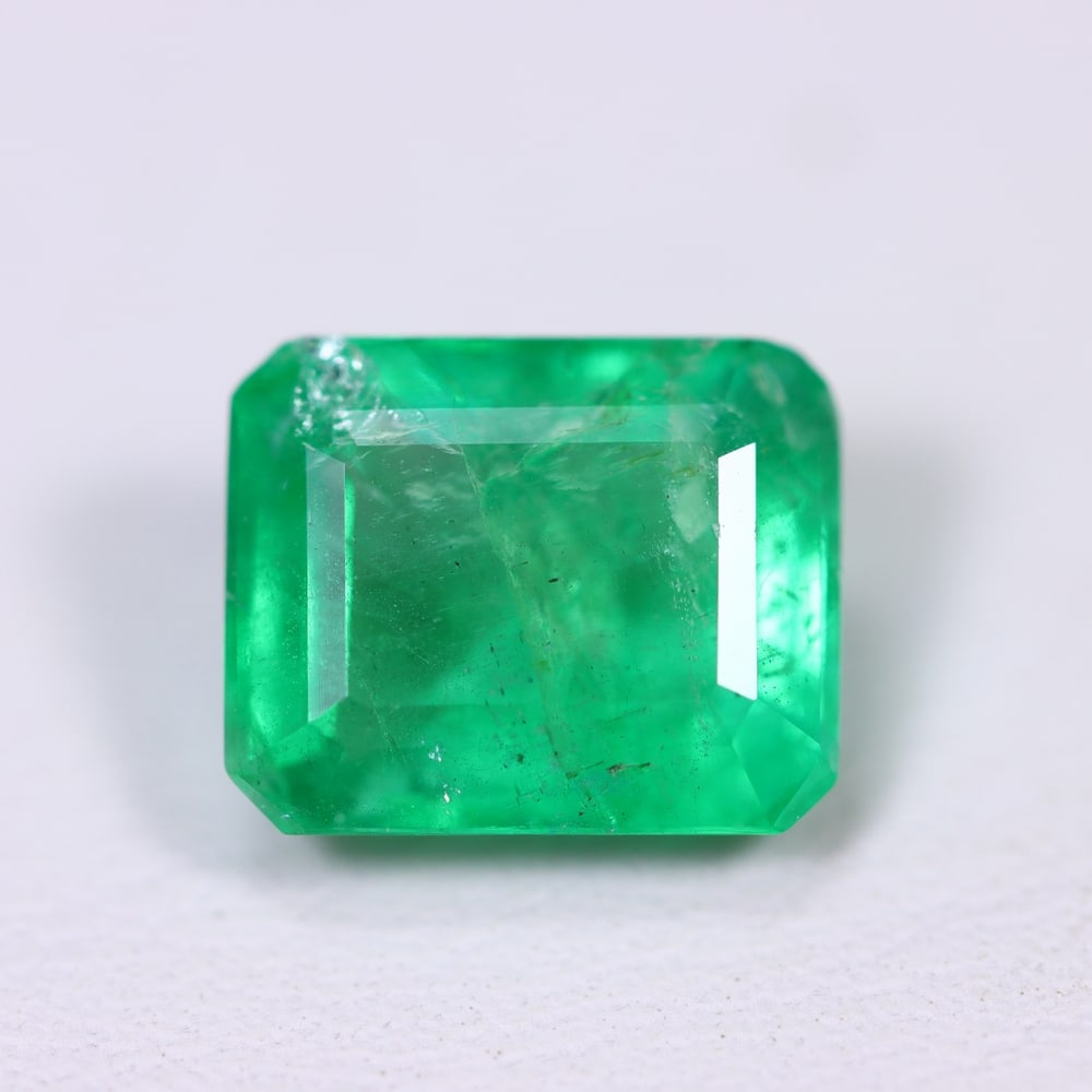 2.56Ct Zambian Emerald - Polished Faceted , 453E: Ksmith Heritage Auctioneers Subject: Natural Zambian Emerald Origin: Zambia Carat Weight: 2.56Ct Dimension: 9.2x7.6x4.7 mm Treatment: Oiled Type: Faceted, Polished