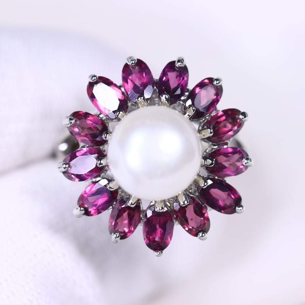 US8 Rhodolite Garnet & Pearl Ring - 925 Sterling Silver - Plated White Gold, 1005B: Ksmith Heritage Auctioneers Subject: Natural Rhodolite Garnet & Pearl Origin: Thailand Carat Weight: 5.78g Dimension: Stones 3x5mm Type: Ring