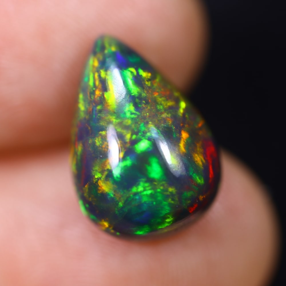 *4.18Ct Welo Black Opal Polished - Ethiopian Opal , 90E: Ksmith Heritage Auctioneers Subject: Natural Ethiopian Welo Black Opal Origin: Ethiopia Carat Weight: 4.18Ct Dimension: 14.7x10.1x6 mm Treatment: Smoked Type: Cabochon, Po