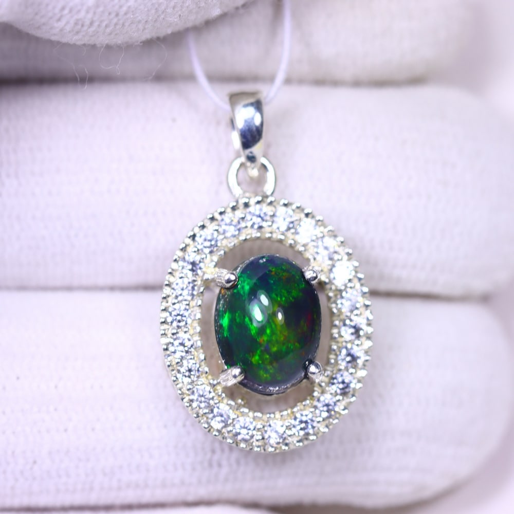 Silver Pendant with Ethiopian Black Opal 3.5grams - 925 Sterling Silver , 164E: Ksmith Heritage Auctioneers Subject: Opal & Simulated Diamond Silver Pendant Carat Weight: 3.5 grams (approx.) Dimension: Opal 10x7mm, Pendant 22x15mm