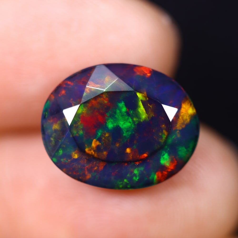 *4.63Ct Smoked Faceted Welo Opal Polished - Ethiopian Opal , 293C: Ksmith Heritage Auctioneers Subject: Natural Ethiopian Welo Opal Origin: Ethiopia Carat Weight: 4.63Ct Dimension: 14.8x11.9x6.9 mm Treatment: Smoked Type: Faceted, Polishe