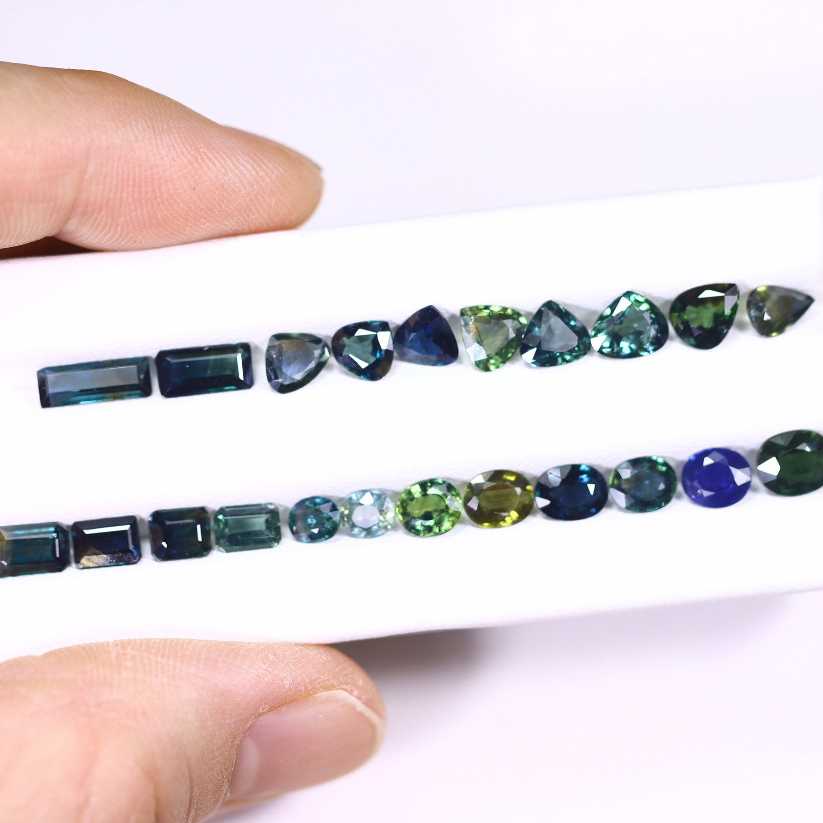 *13.73Ct UNHEATED Blue Sapphire Lot - Polished Faceted , 360C: Ksmith Heritage Auctioneers Subject: Natural Sapphire Carat Weight: 13.73Ct Dimension: 5.6x4.5x2.4 mm Treatment: Unheated Type: Faceted, Polished