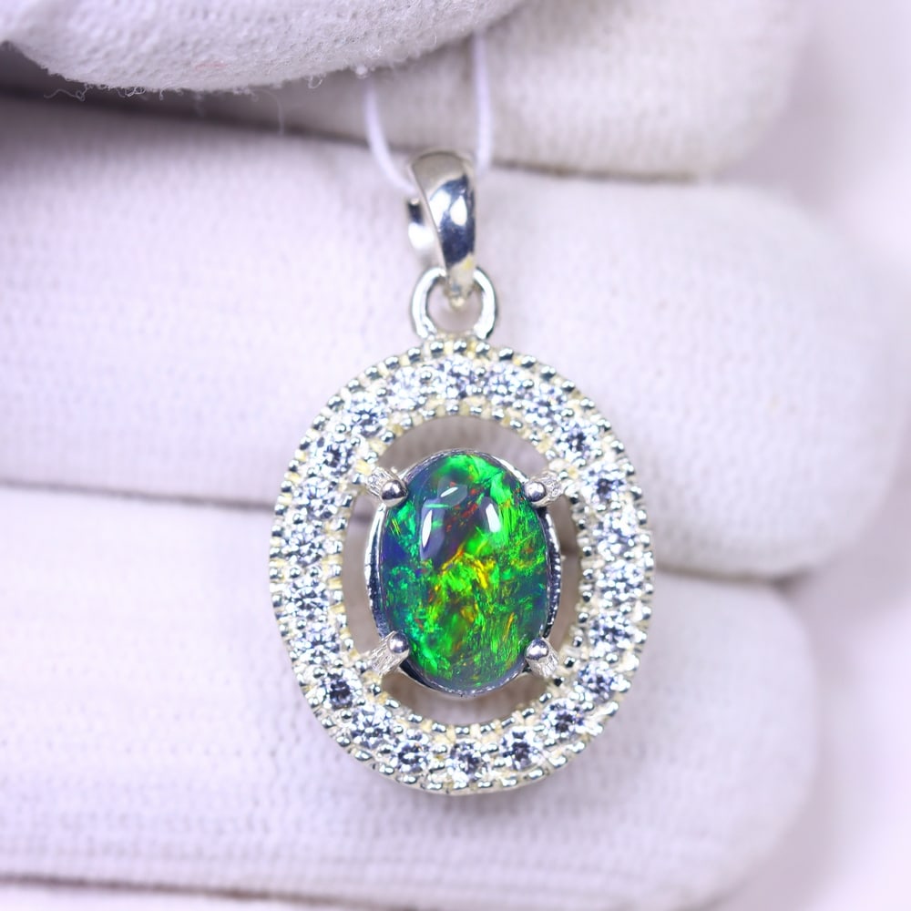 Silver Pendant with Ethiopian Black Opal 3.5grams - 925 Sterling Silver , 242E: Ksmith Heritage Auctioneers Subject: Opal & Simulated Diamond Silver Pendant Carat Weight: 3.5 grams (approx.) Dimension: Opal 10x7mm, Pendant 22x15mm