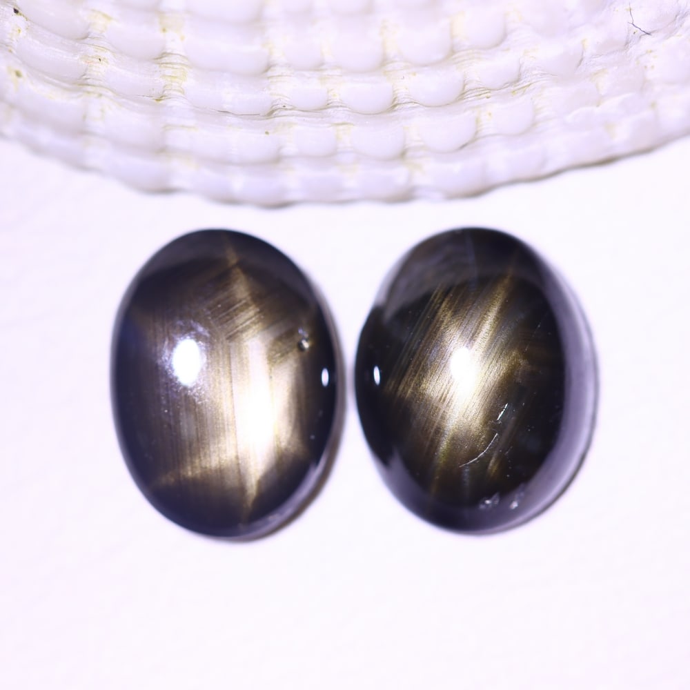 3.11cts 6 Rays Black Star Sapphire Pair , 1118E: Ksmith Heritage Auctioneers Subject: Natural 6 Rays Star Sapphire Origin: Myanmar Carat Weight: 3.11cts Dimension: 7.9x6.2x3.1 mm Treatment: Diffusion Type: Cabochon, Poli
