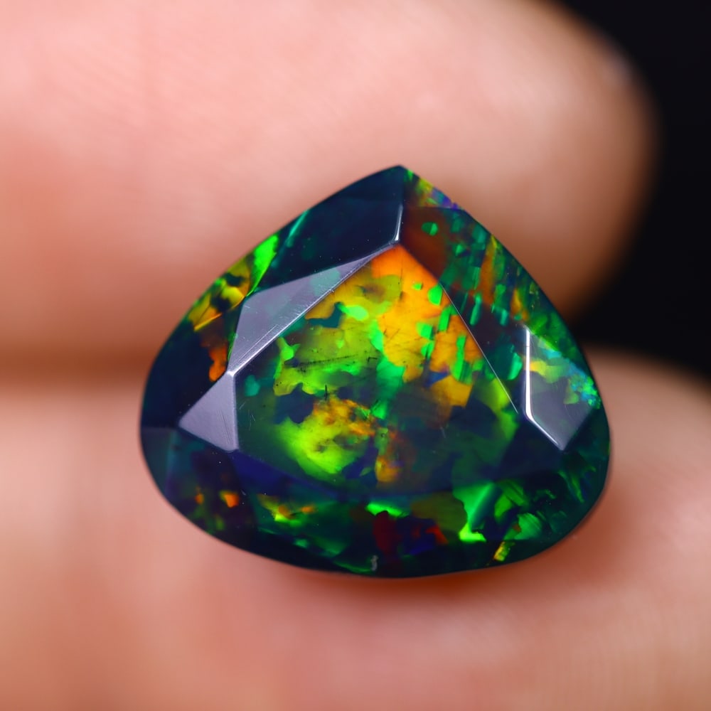 *5.39Ct Smoked Faceted Welo Opal Polished - Ethiopian Opal , 274C: Ksmith Heritage Auctioneers Subject: Natural Ethiopian Welo Opal Origin: Ethiopia Carat Weight: 5.39Ct Dimension: 14.3x12.5x8.6 mm Treatment: Smoked Type: Faceted, Polishe
