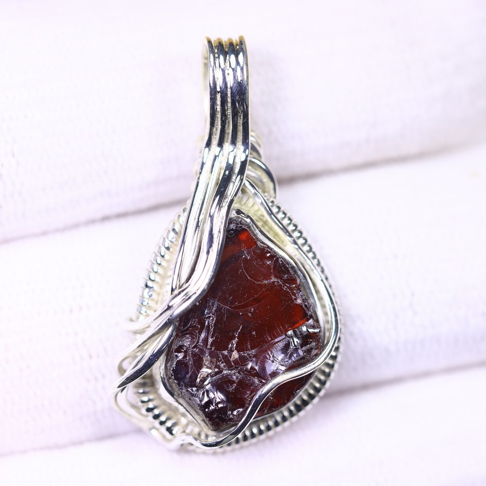 5.23g Crystal Rock Wire Wrap Pendant - 925 Silver , 916E: Ksmith Heritage Auctioneers Subject: Natural Crystal Rock Pendant Type: Pendant