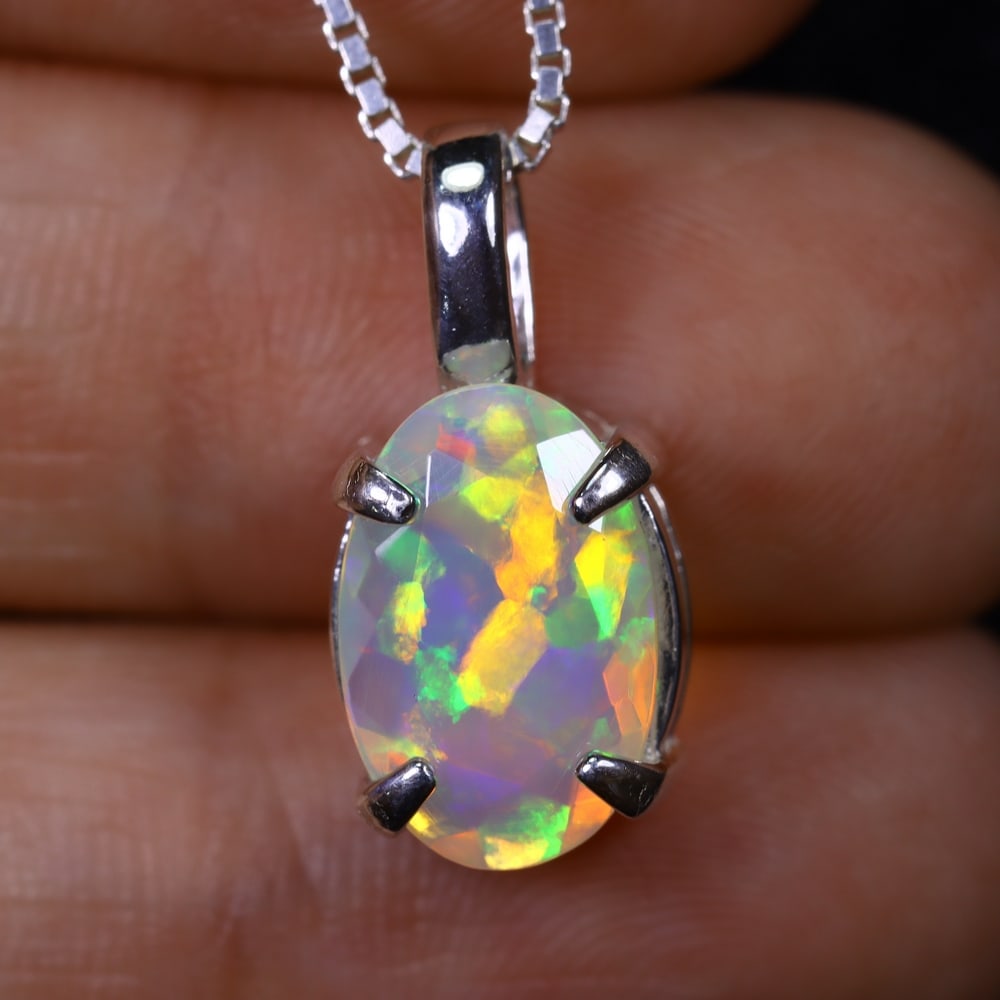 1.61g Natural Opal Stone Sterling Silver 925 Necklace (Pendant with Chain) , 542E: Ksmith Heritage Auctioneers Subject: Natural Ethiopian Opal Necklace Origin: Ethiopia Pendant Dimension : 18x6mm (included clasp) Stone Dimension: 11x8mm Treatment: Natural Untrea