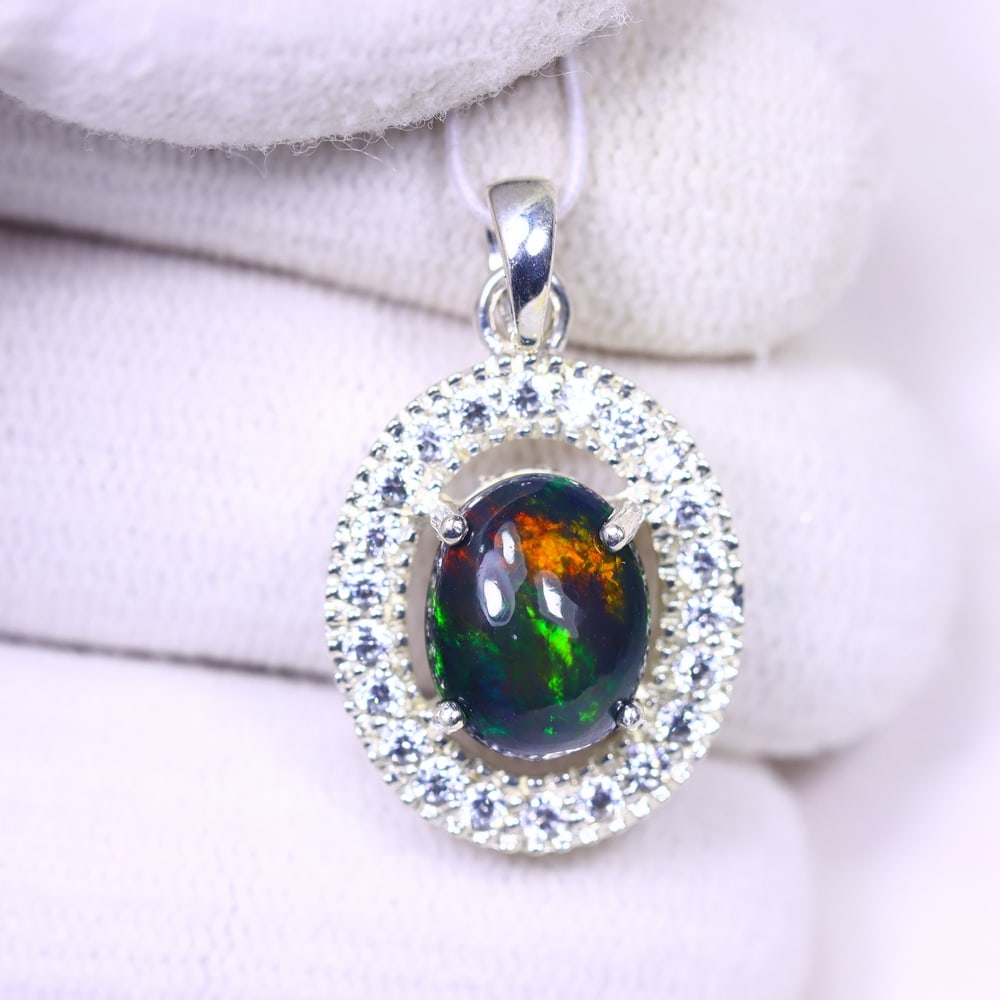Silver Pendant with Ethiopian Black Opal 3.5grams - 925 Sterling Silver , 663E: Ksmith Heritage Auctioneers Subject: Opal & Simulated Diamond Silver Pendant Carat Weight: 3.5 grams (approx.) Dimension: Opal 10x7mm, Pendant 22x15mm
