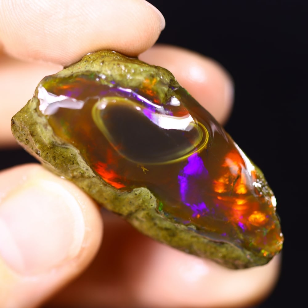*79.3cts Black Phantom Neon Flash Ethiopian Crystal Specimen Rough , 853E: Ksmith Heritage Auctioneers Subject: Natural Ethiopian Crystal Rough Origin: Ethiopia Carat Weight: 79.3 cts Dimension: 37x20x17 mm Treatment: Unheated Type: Rough Specime