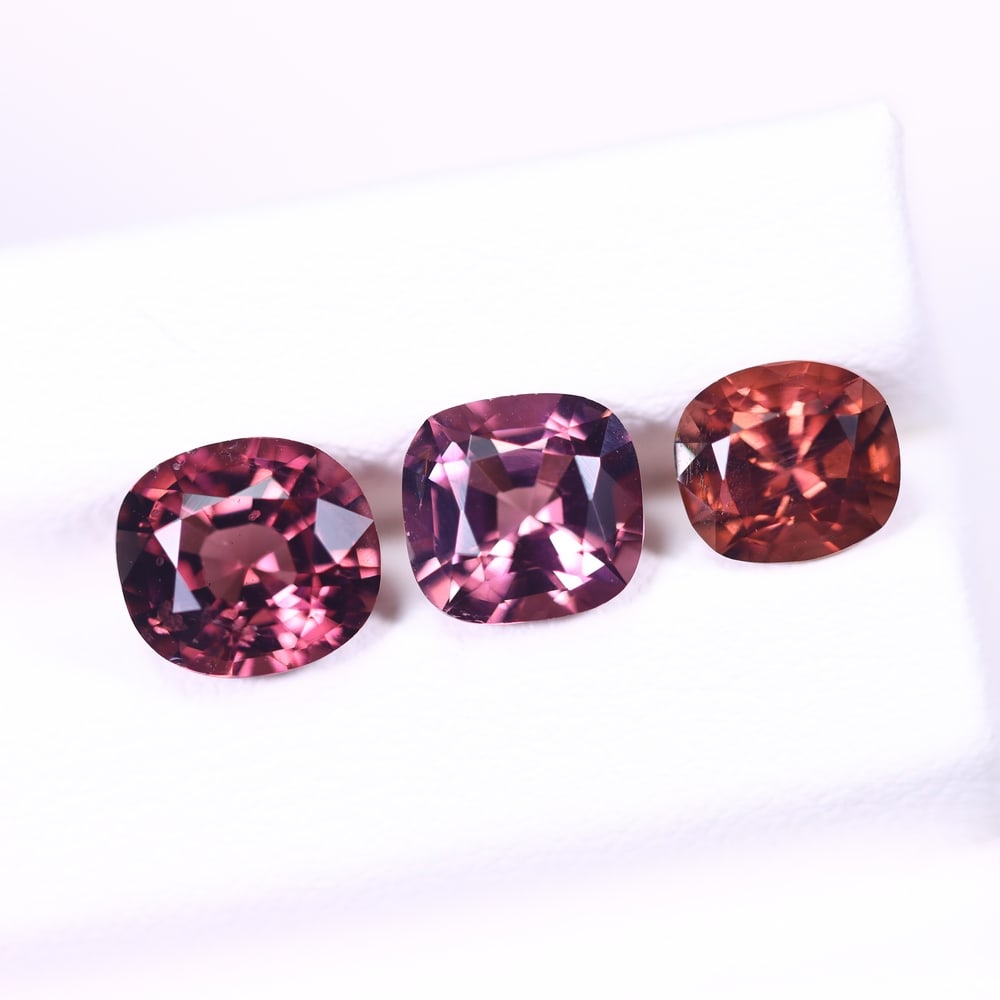 *4.52Ct Purplish Pink Spinel Lot , 385C: Ksmith Heritage Auctioneers Subject: Natural Spinel Carat Weight: 4.52Ct Dimension: 7.6x6.9x4.7 mm Treatment: Unheated Type: Faceted, Polished
