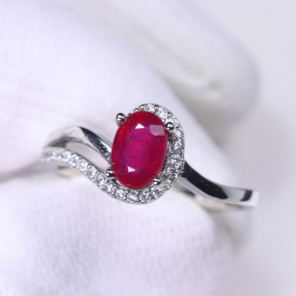 Ring US6.75 Ruby - 925 Sterling Silver - Plated 14k White Gold , 217E: Ksmith Heritage Auctioneers Subject: Natural Ruby & Cubic Zirconia Origin: Thailand Carat Weight: 12.15ct Dimension: Ruby 5x7mm Type: Ring