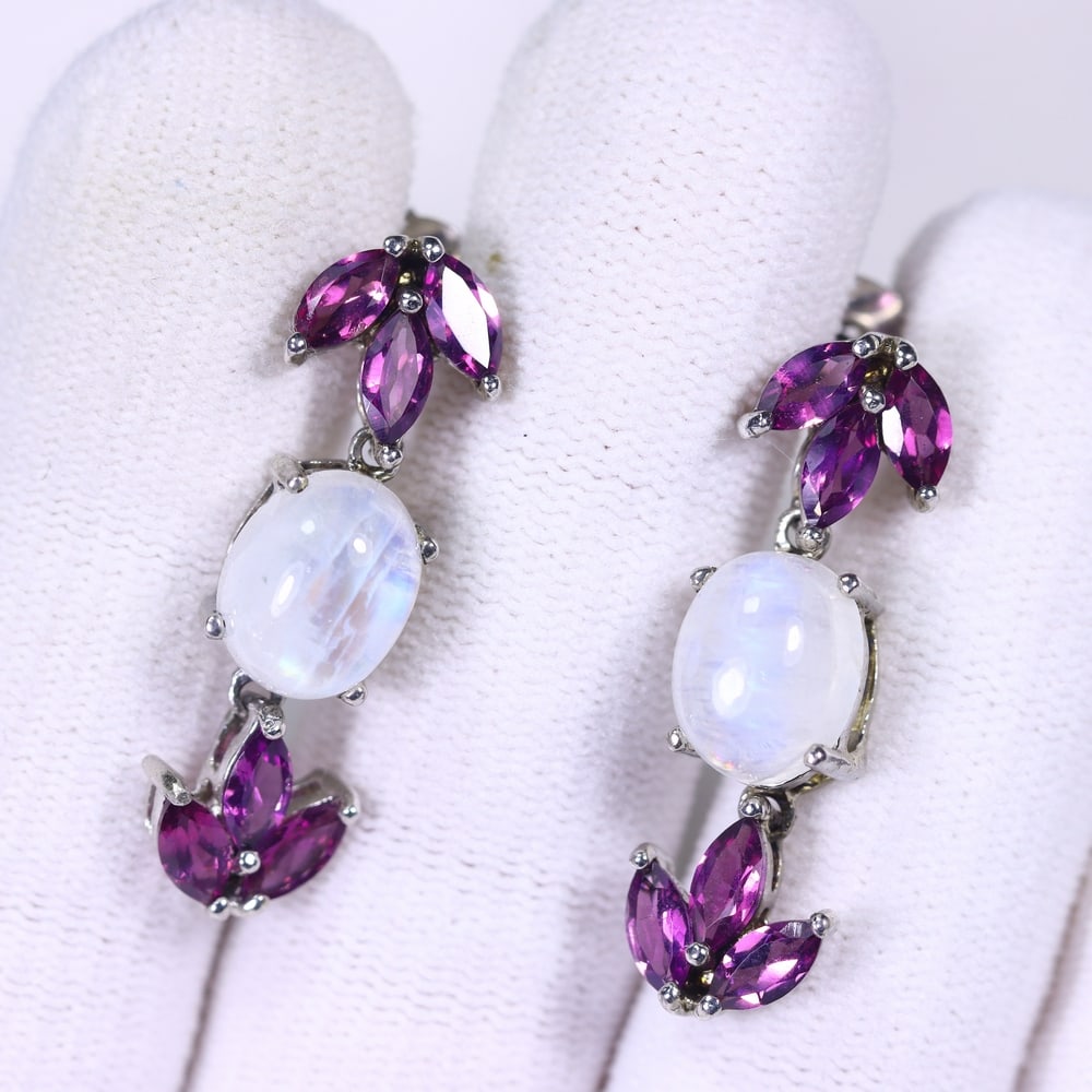 Earrings Moonstone & Rhodolite Garnet - 925 Sterling Silver , 983E: Ksmith Heritage Auctioneers Subject: Natural Moonstone & Rhodolite Garnet Origin: Thailand Carat Weight: 5.74g Dimension: Gemstone 3.5x7mm Type: Earrings