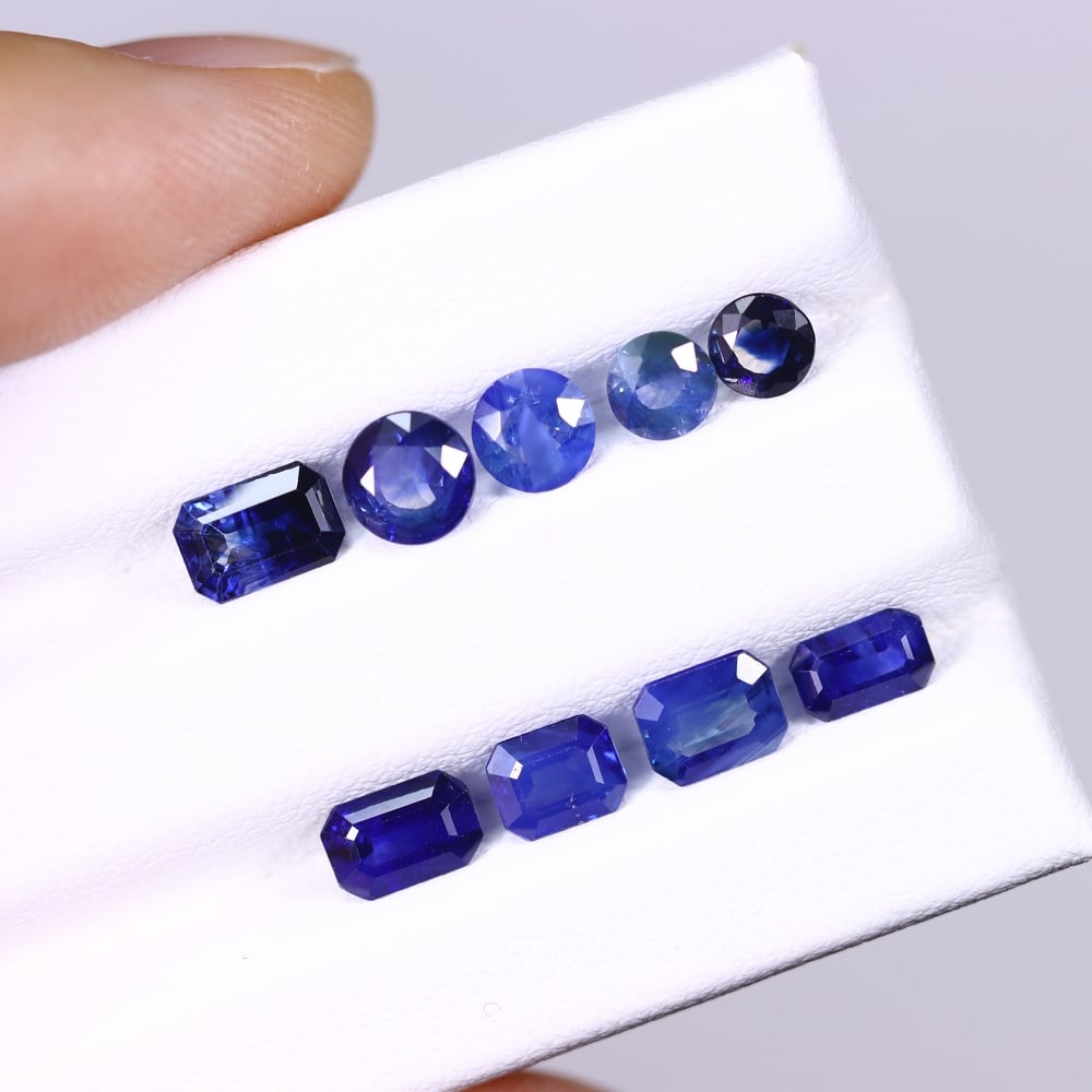*4.97Ct Heated Blue Sapphire Lot - Polished Faceted , 331C: Ksmith Heritage Auctioneers Subject: Natural Sapphire Carat Weight: 4.97Ct Dimension: 5.4x4.2x2.5 mm Treatment: Heated Type: Faceted, Polished