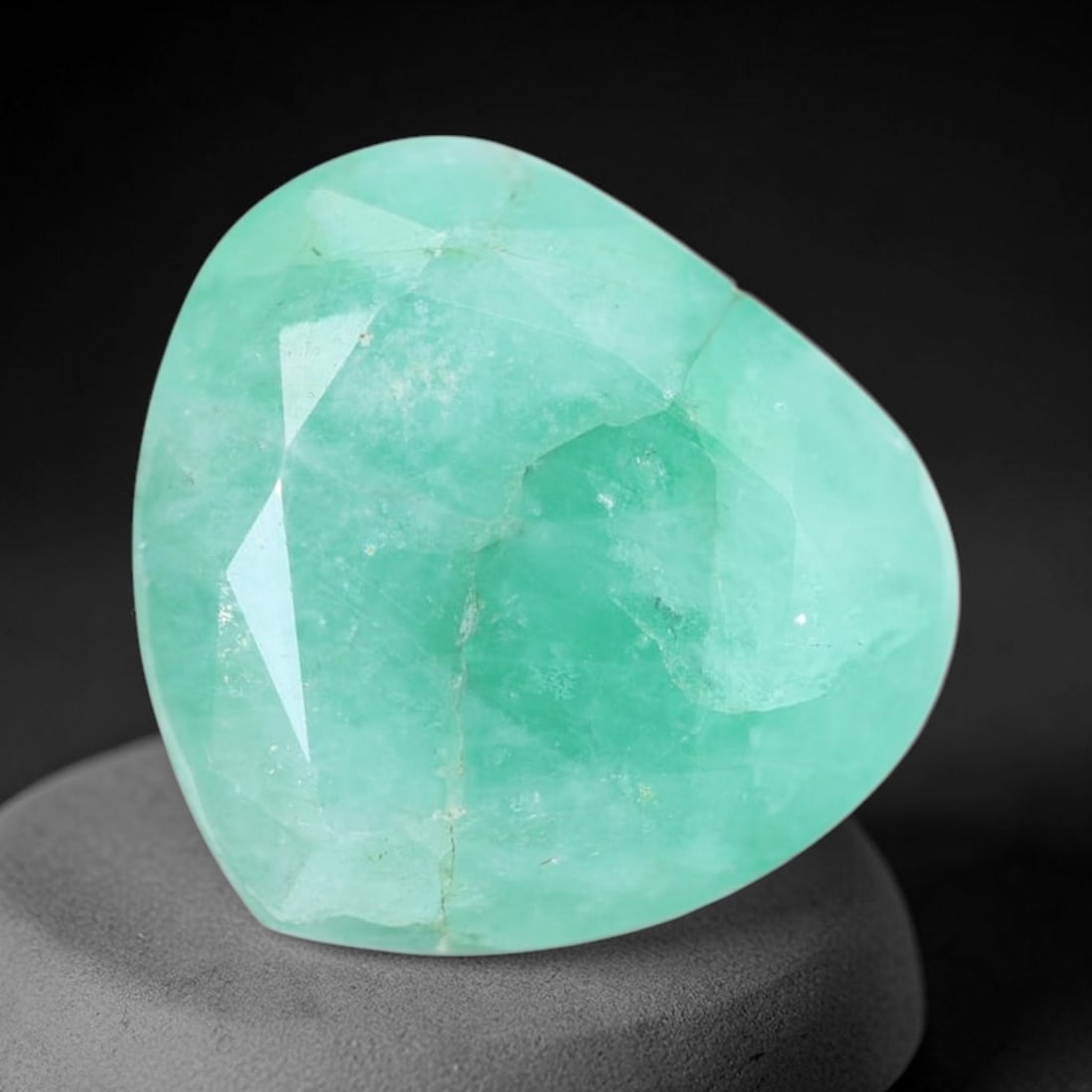 *17.42Ct Brazilian Sakota Emerald - Polished Faceted , 217C: Ksmith Heritage Auctioneers Subject: Natural Sakota Emerald Origin: Brazil Carat Weight: 17.42Ct Dimension: 16.1x14.6x9.4 mm Treatment: Oiled Type: Faceted, Polished <