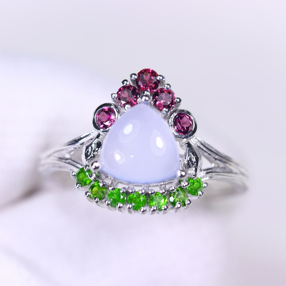 US8.5 Chalcedony and Multi Stone RIng - 925 Sterling Silver - Plated White Gold , 6E: Ksmith Heritage Auctioneers Subject: Natural Chalcedony, Rhodolite Garnet & Chrome Diopside Origin: Thailand Carat Weight: 18.47ct Dimension: Stones 2-8mm Type: Ring
