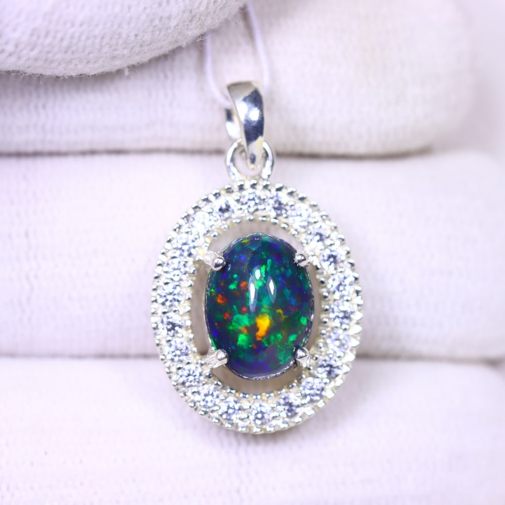 Silver Pendant with Ethiopian Black Opal 3.5grams - 925 Sterling Silver , 28E: Ksmith Heritage Auctioneers Subject: Opal & Simulated Diamond Silver Pendant Carat Weight: 3.5 grams (approx.) Dimension: Opal 10x7mm, Pendant 22x15mm
