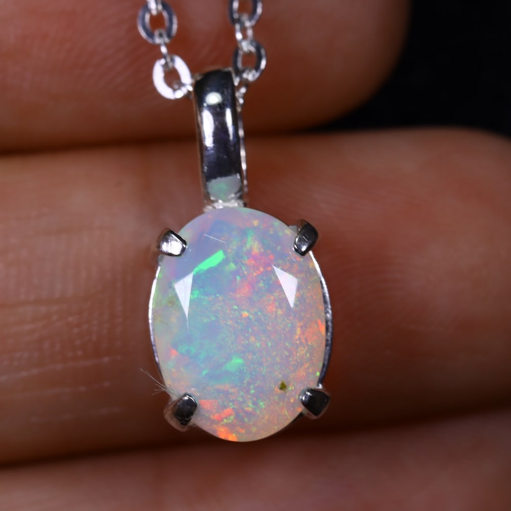 1.80g Natural Opal Stone Sterling Silver 925 Necklace (Pendant with Chain) , 970E: Ksmith Heritage Auctioneers Subject: Natural Ethiopian Opal Necklace Origin: Ethiopia Pendant Dimension : 18x6mm (included clasp) Stone Dimension: 11x8mm Treatment: Natural Untrea