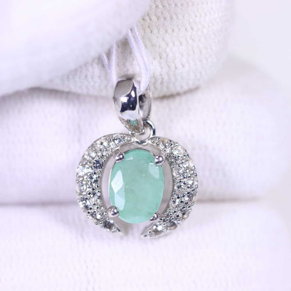 Pendant Emerald & Zircon - 925 Sterling Silver, 15B: Ksmith Heritage Auctioneers Subject: Natural Emerald & Zircon Origin: Thailand Carat Weight: 8.67ct Dimension: Gemstone 5.6x7.5mm Type: Pendant