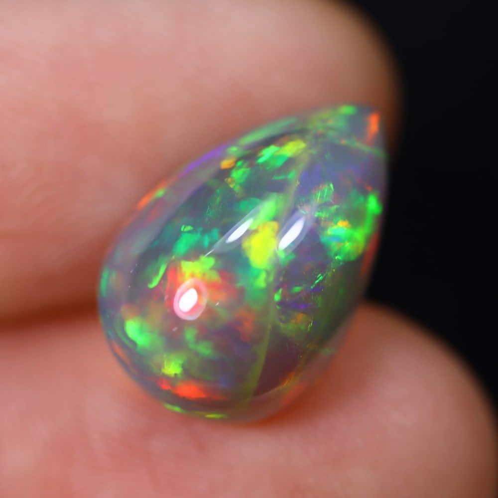 *4.95Ct Welo Opal Polished - Ethiopian Opal, 1175B: Ksmith Heritage Auctioneers Subject: Natural Ethiopian Welo Opal Origin: Ethiopia Carat Weight: 4.95Ct Dimension: 15.3x10.4x7 mm Treatment: Natural Untreated Type: Cabochon, Po