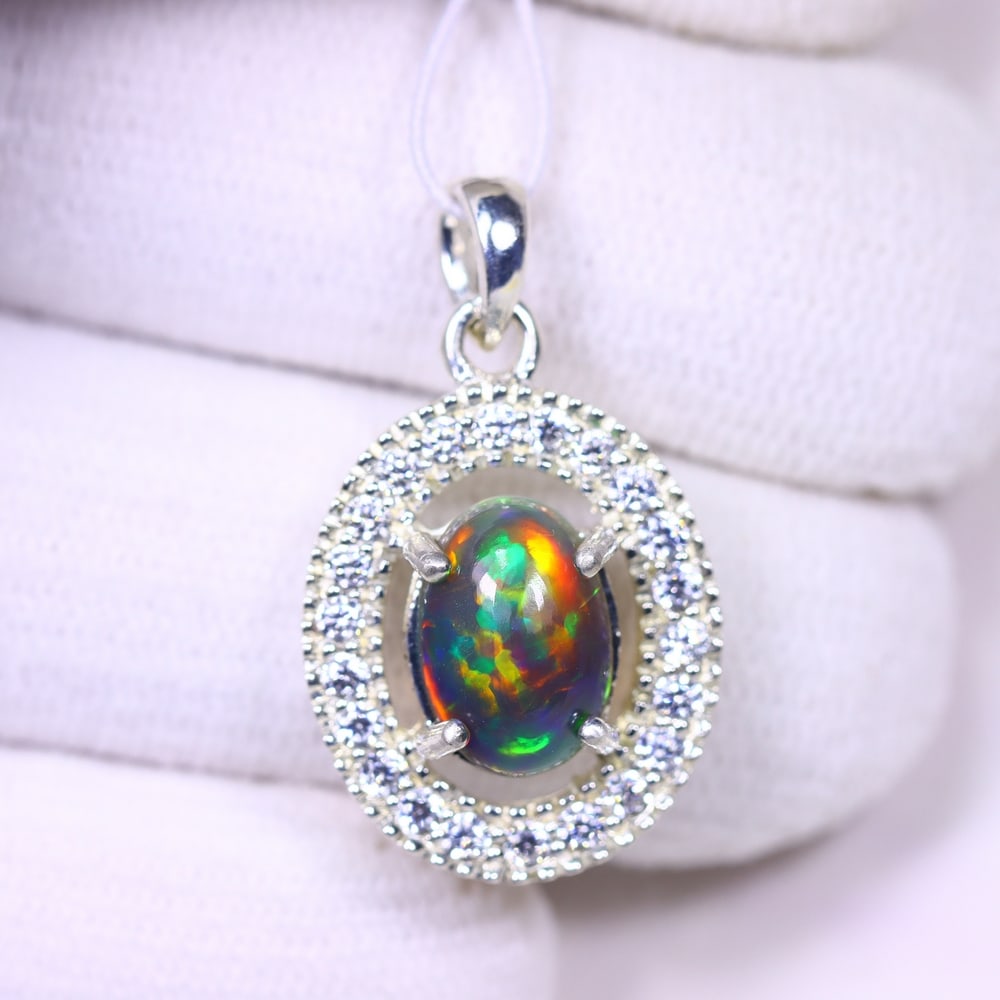 Silver Pendant with Ethiopian Black Opal 3.5grams - 925 Sterling Silver , 360E: Ksmith Heritage Auctioneers Subject: Opal & Simulated Diamond Silver Pendant Carat Weight: 3.5 grams (approx.) Dimension: Opal 10x7mm, Pendant 22x15mm