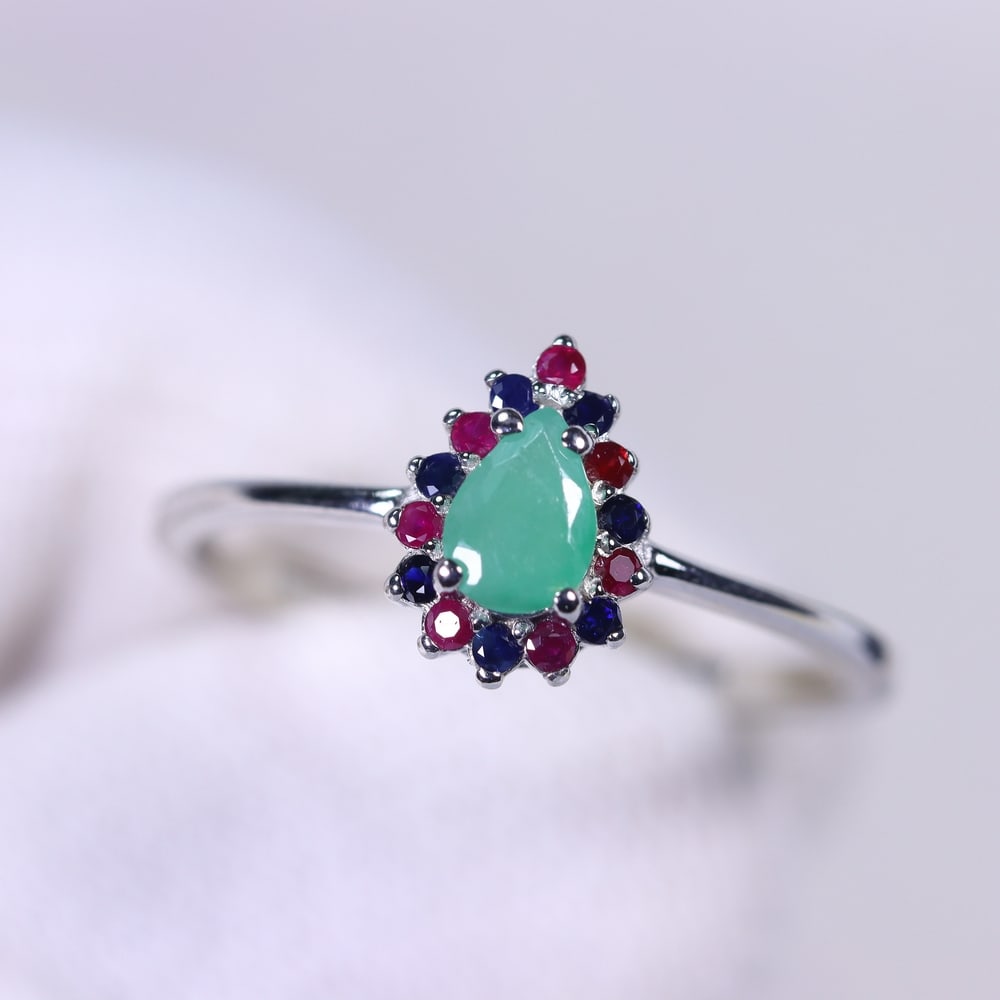 Ring US8.5 Emerald Ruby & Sapphire - 925 Sterling Silver , 332E: Ksmith Heritage Auctioneers Subject: Natural Emerald, Sapphire & Ruby Origin: Thailand Carat Weight: 1.68g Dimension: Gemstone 4x6mm Type: Ring